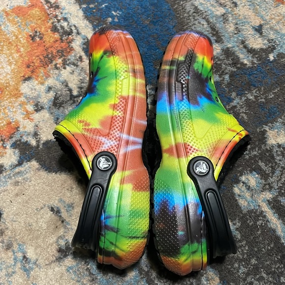 RAINBOW TIE-DYED FLEECE LINED CROCS - Picture 2 of 4